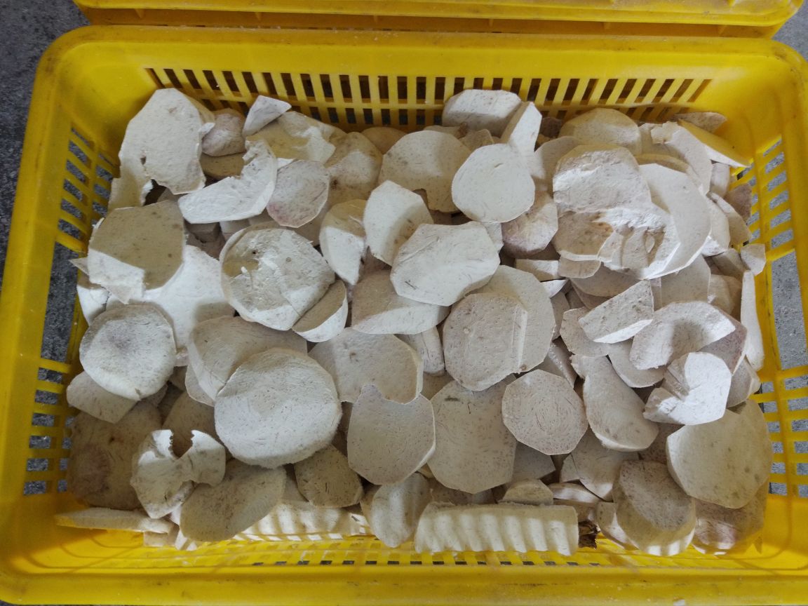 沙煲荔浦芋头所需的原材料,包括荔浦芋头、五花肉、调料等,摆放在案板上 沙煲荔浦芋头原材料