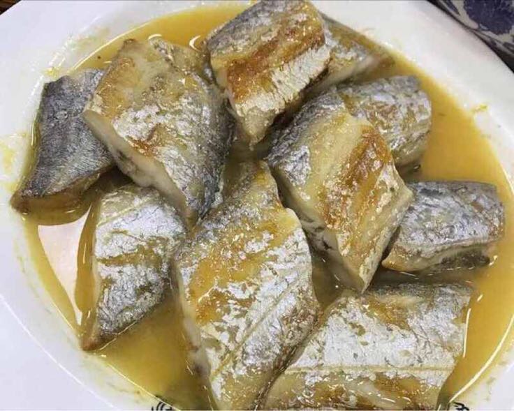马来西亚带鱼装盘完成，色泽金黄，酱香浓郁