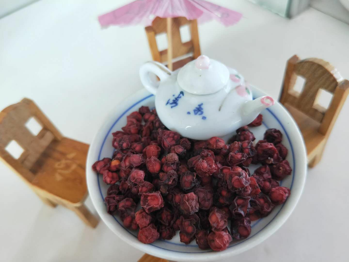 五味子茶饮图