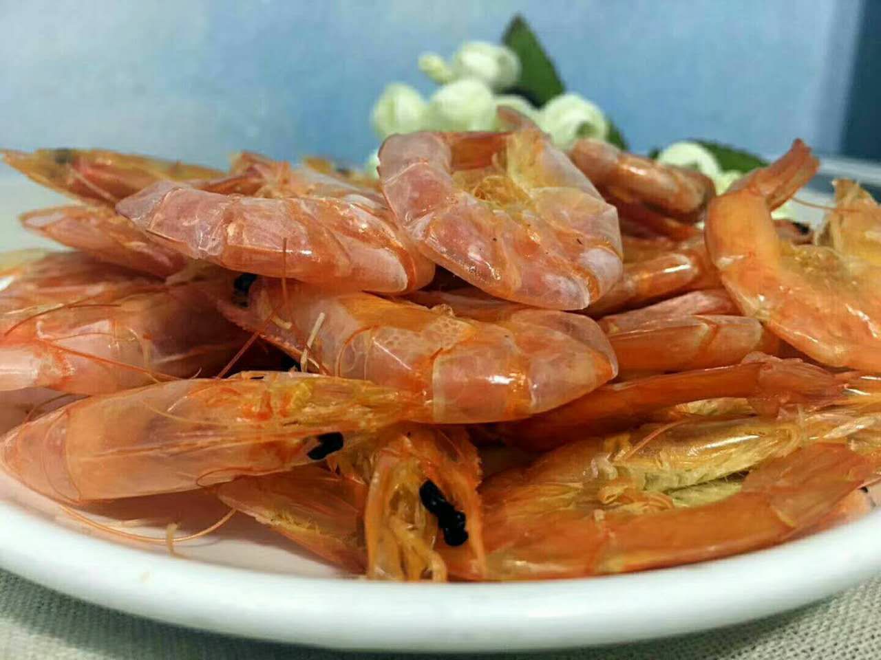 白灼虾与菠菜搭配的美食图,展示了一盘色香味俱全的菜肴 白灼虾与菠菜搭配的美食图