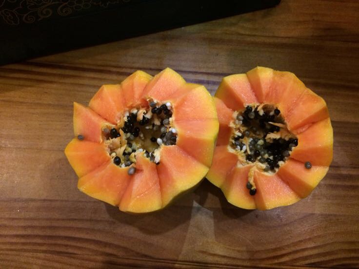 木瓜切开露出黑色种子特写