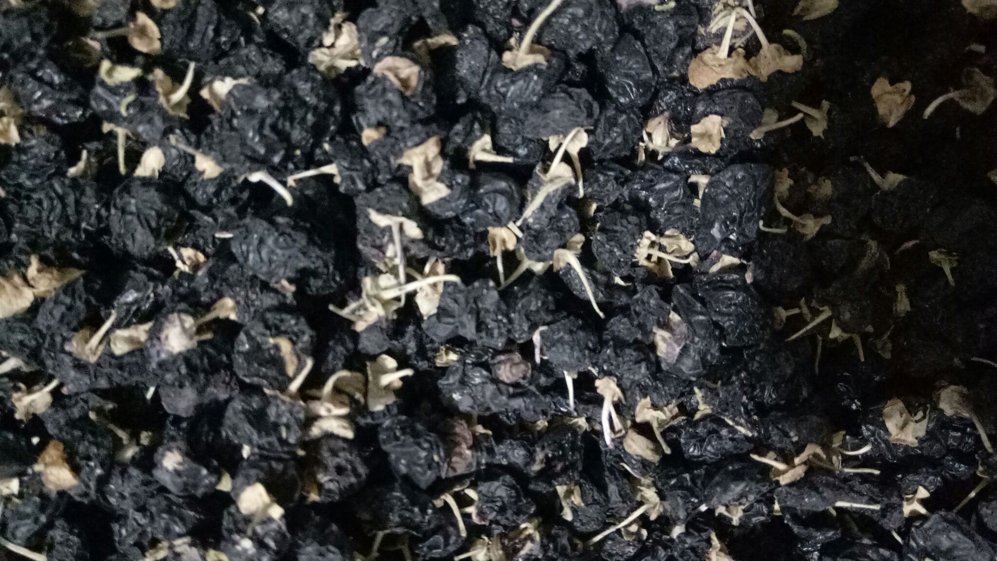 宁夏中宁枸杞标准化加工车间：全自动色选机剔除霉变果、金属探测仪保障安全、真空充氮包装线，标签清晰标注“中宁枸杞 地理标志产品 DB64/1790”