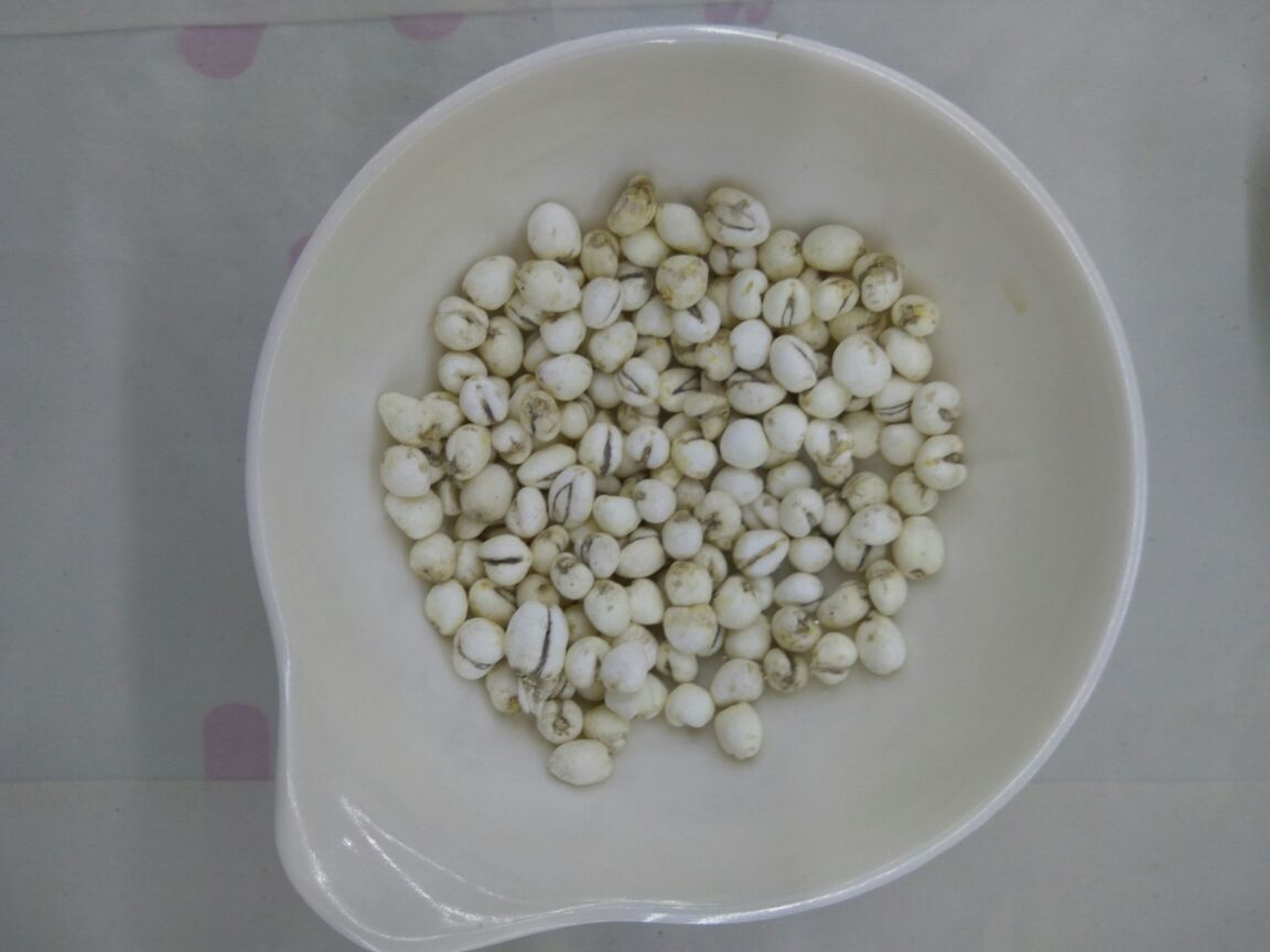 浙贝母药膳应用场景：青花瓷碗中盛放浙贝母炖雪梨汤，汤色微黄清亮，可见雪梨块与浙贝母片，旁边放置电子天平显示“5.2g”读数