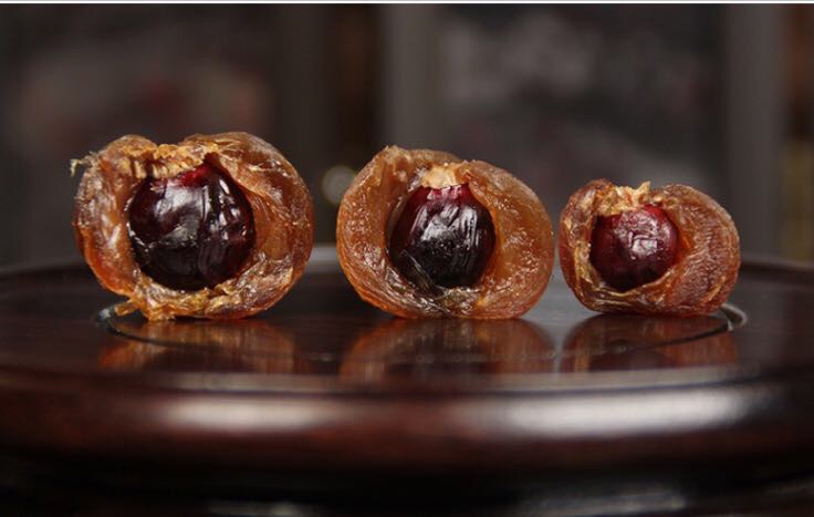 桂圆果肉与干桂圆对比图