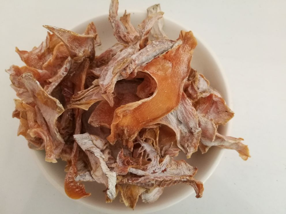 陶瓷盆中浸泡的干竹笋段,水面清澈,笋体呈半透明浅黄色,部分已舒展卷曲,背景为阴凉厨房台面,温度计显示18℃ 干竹笋冷水浸泡过程特写