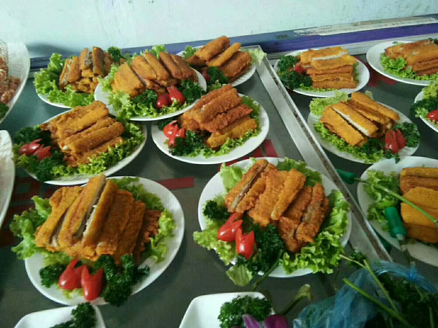 高清微距摄影:带鱼酥成品特写,展示其天然酥脆质地与海洋原料本色,无添加色素与明胶,体现传统工艺真实性 带鱼酥特写:金黄色薄脆片状,表面微起鳞纹,边缘轻翘,置于竹编食盒中,背景虚化呈现东海渔船剪影
