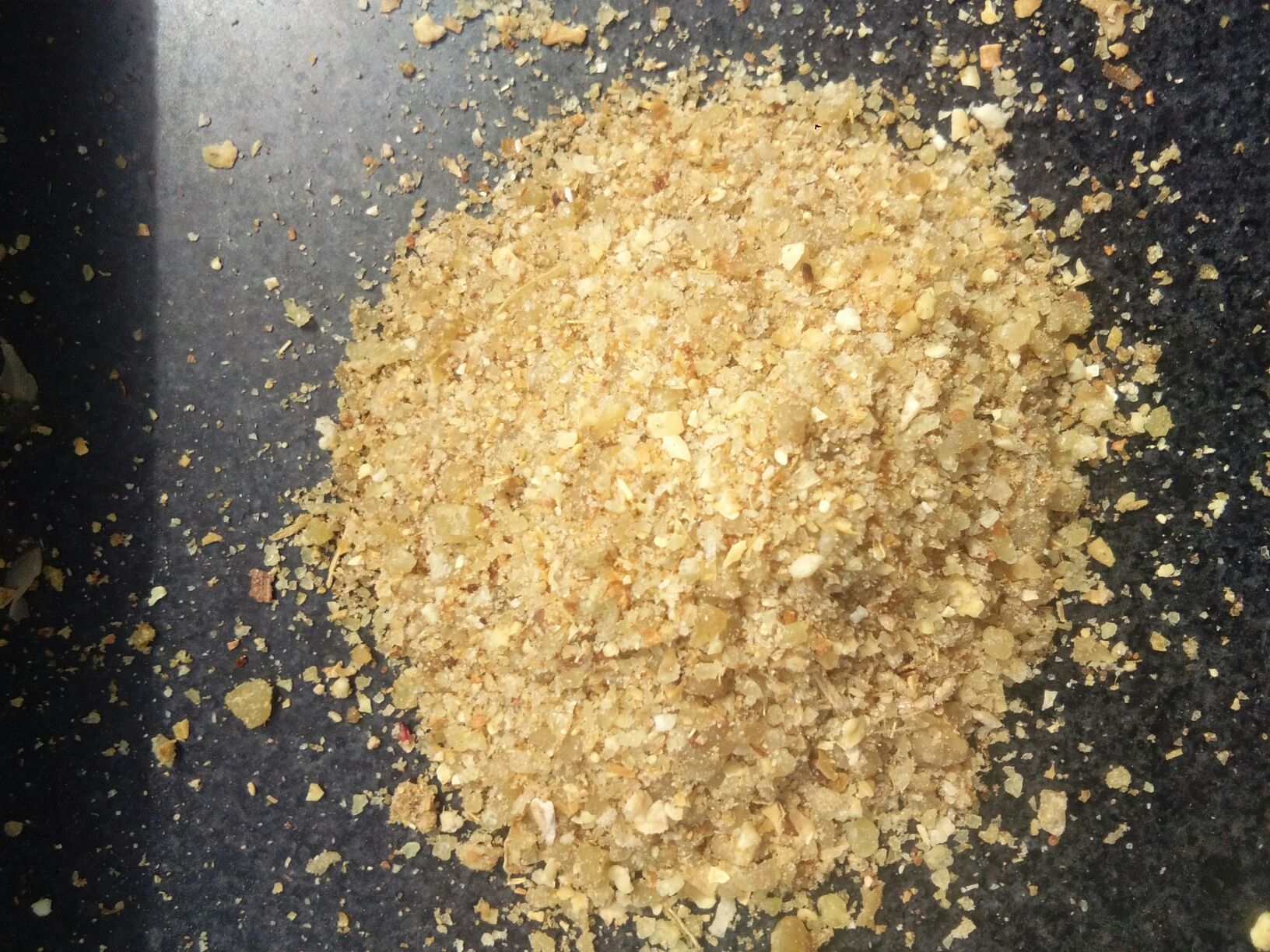 实验室场景:透明厌氧发酵罐内盛放紫红色洋葱皮碎片与淡琥珀色液体,液面平静无气泡,罐体标注'25℃/72h/厌氧';旁边摆放pH试纸(显示pH 4.2)、海盐晶体特写、蜂蜜滴管,背景为洁净不锈钢实验台,突出'控温、避氧、生物转化'三大技术要点 紫皮洋葱酵素发酵过程图