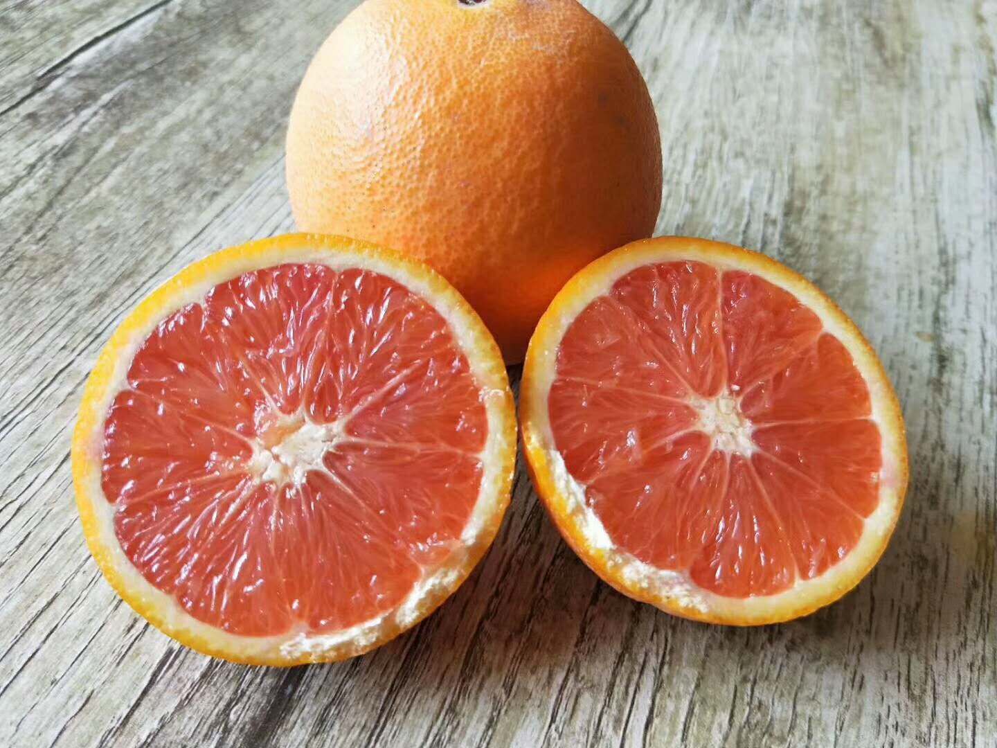 处理好的脐橙壳与果肉分离状态