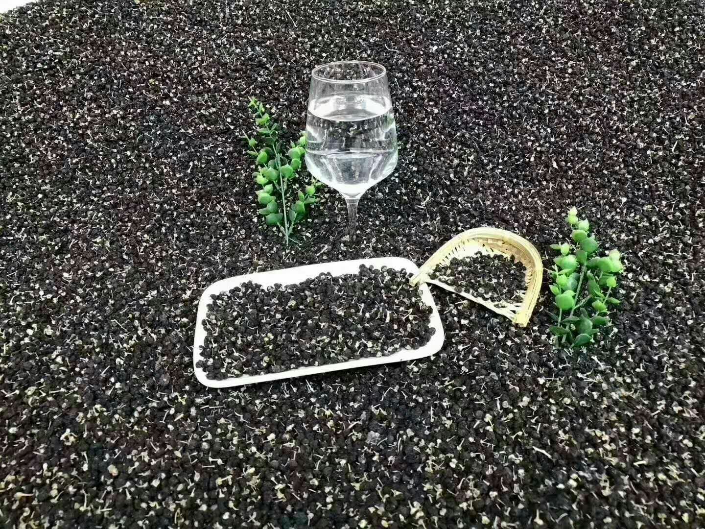 黑枸杞酒精滤工序:采用0.45μm聚醚砜(PES)滤膜在洁净台内负压抽滤,滤液透光率>98%,无悬浮颗粒,符合GB/T 27588-2011感官要求 黑枸杞酒过滤过程特写:手持玻璃漏斗连接0.45微米水系微孔滤膜,滤液呈清澈紫红色,滤渣为深紫色枸杞残渣,背景为实验室级恒温避光操作台