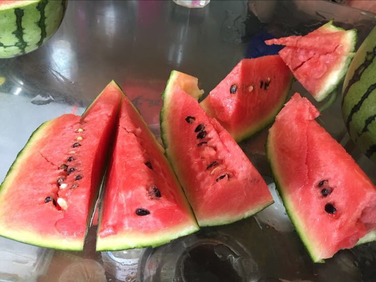 东台早春红玉西瓜果肉切面图,展示其鲜红果肉、高糖度与细腻质地 东台早春红玉西瓜果肉切面展示糖度与质地
