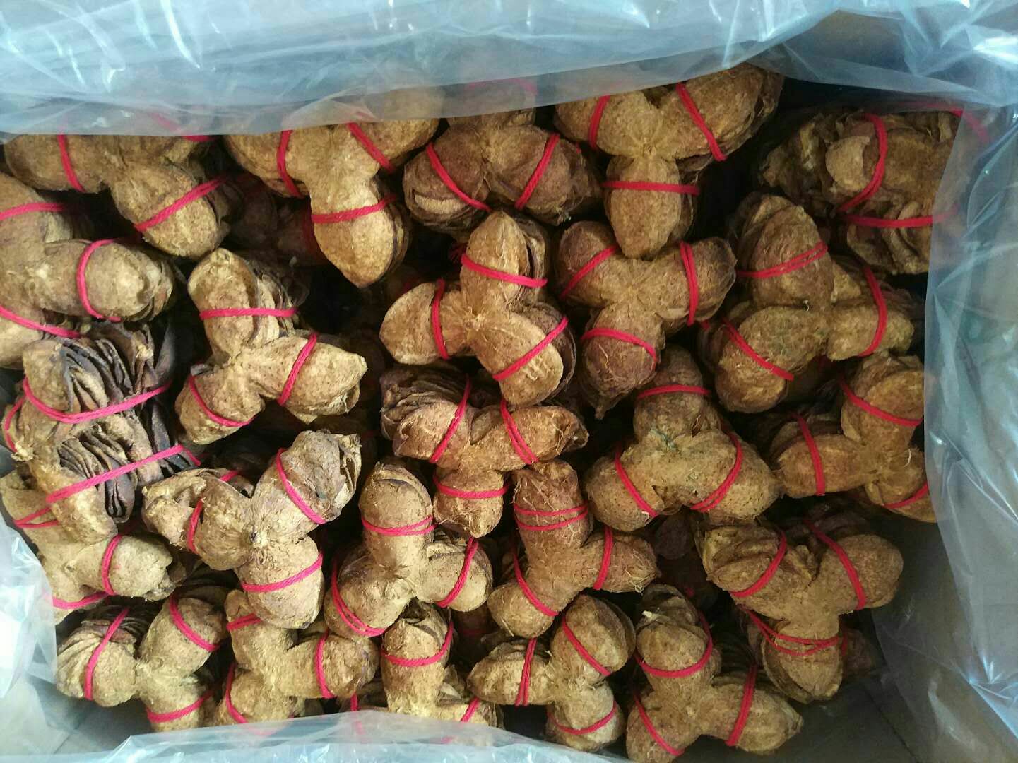 玻璃碗中红薯泥与琥珀色陈皮浓缩汁混合搅拌,手持不锈钢刮刀呈现顺滑膏体拉丝状态,桌面摆放电子秤(显示2.8g陈皮汁)、陈皮片及红心红薯块 陈皮红薯膏制作过程图