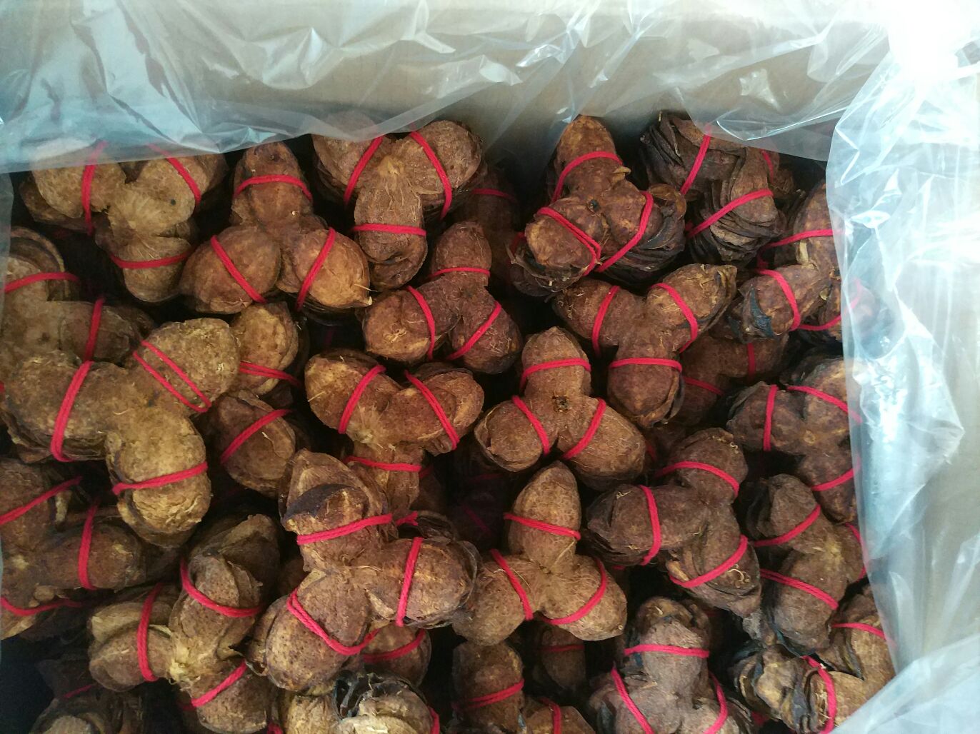 山楂干、甘草、陈皮三种原材料摆放整齐的图片