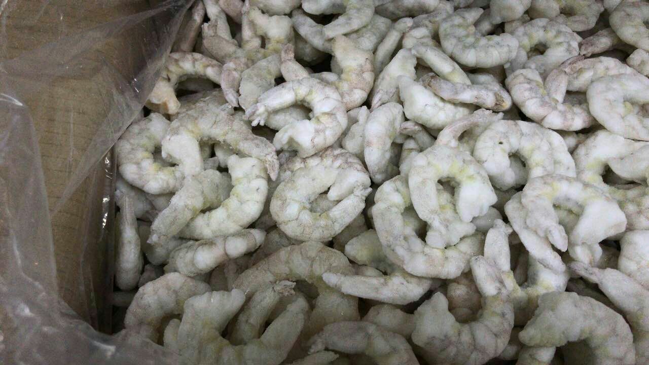 白对虾成品在市场上被包装销售的场景