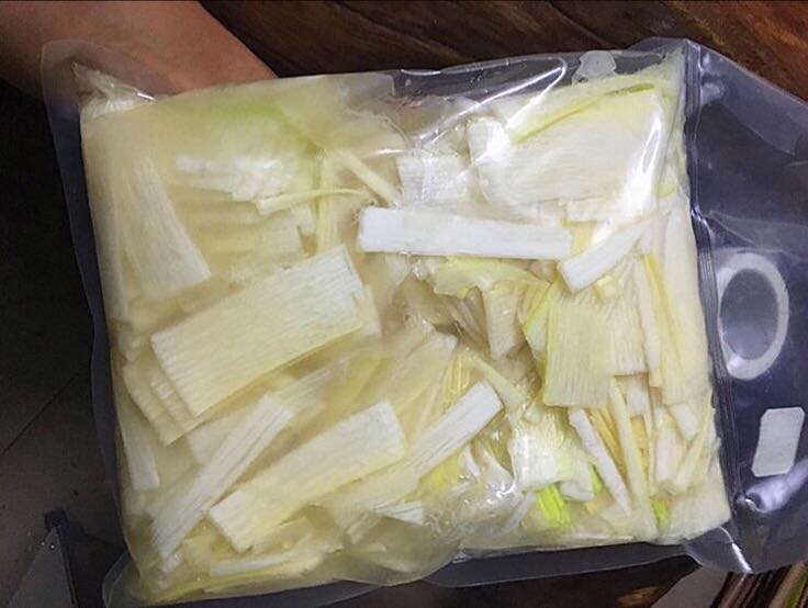科研实测袋装竹笋保鲜液pH值:专业pH计显示稳定在4.05,证实其为可控弱酸体系;试剂瓶标签清晰标注食品级纯度 实验室场景:科研人员使用pH计精准测量袋装竹笋保鲜液(数值显示pH=4.05),旁置柠檬酸标准品与EDTA-2Na试剂瓶,背景为毛竹笋横切显微图,显示维管束结构完好