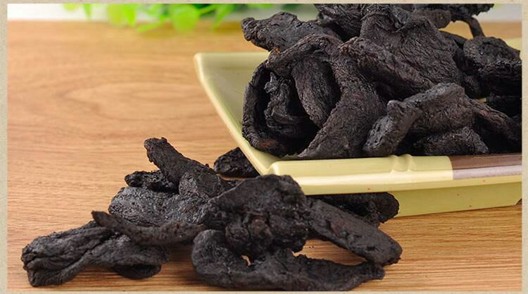 一盘深黑色的熟地黄切片置于传统中药托盘中,旁边连接现代实验室场景:烧杯、试管、色谱仪等设备正在运行,科学家身穿白大褂操作仪器,背景为英文标注的化学结构式投影墙,体现传统药材与现代科技融合 熟地黄药材与现代实验室提取场景