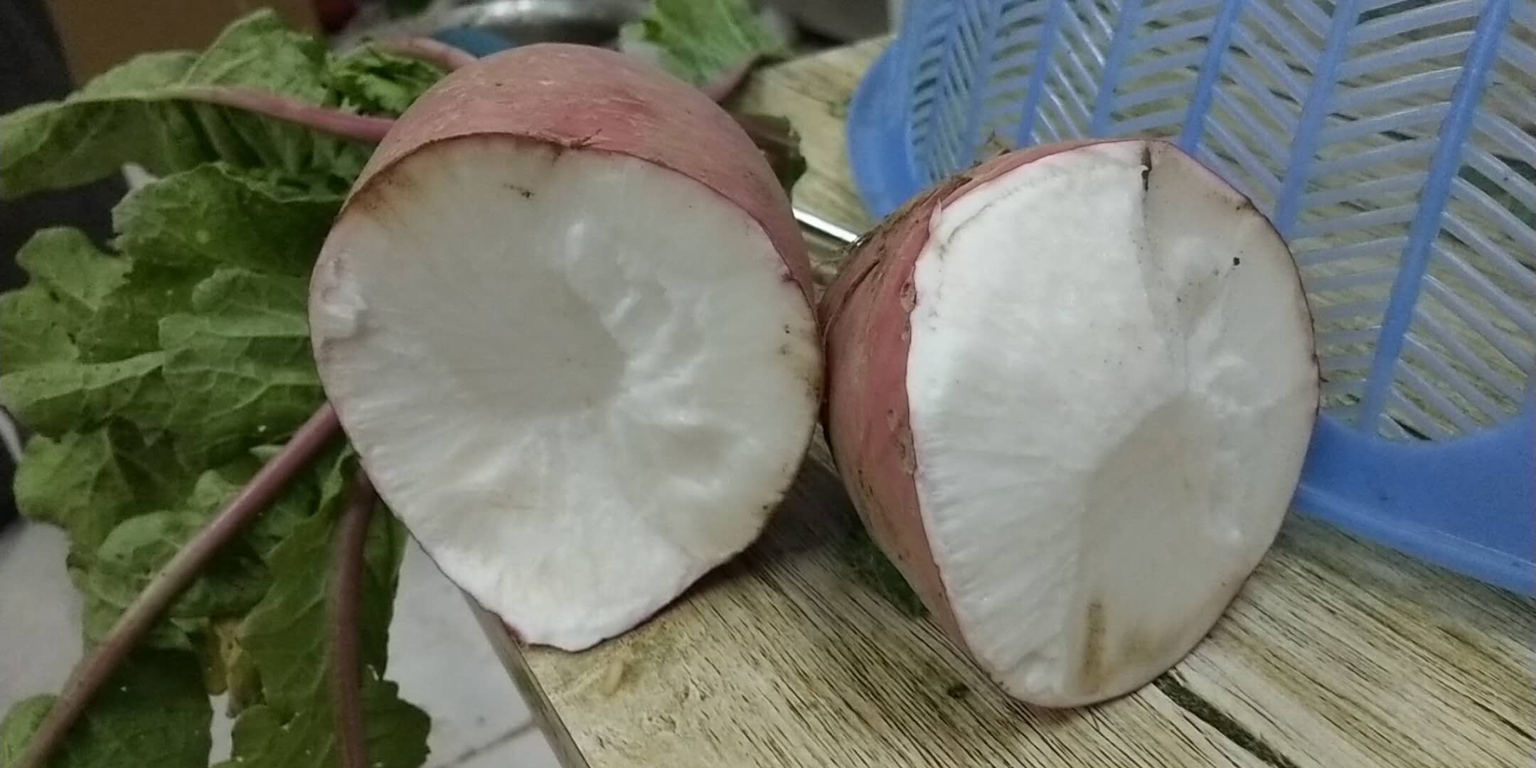 红皮萝卜切开的横截面展示其洁白的果肉