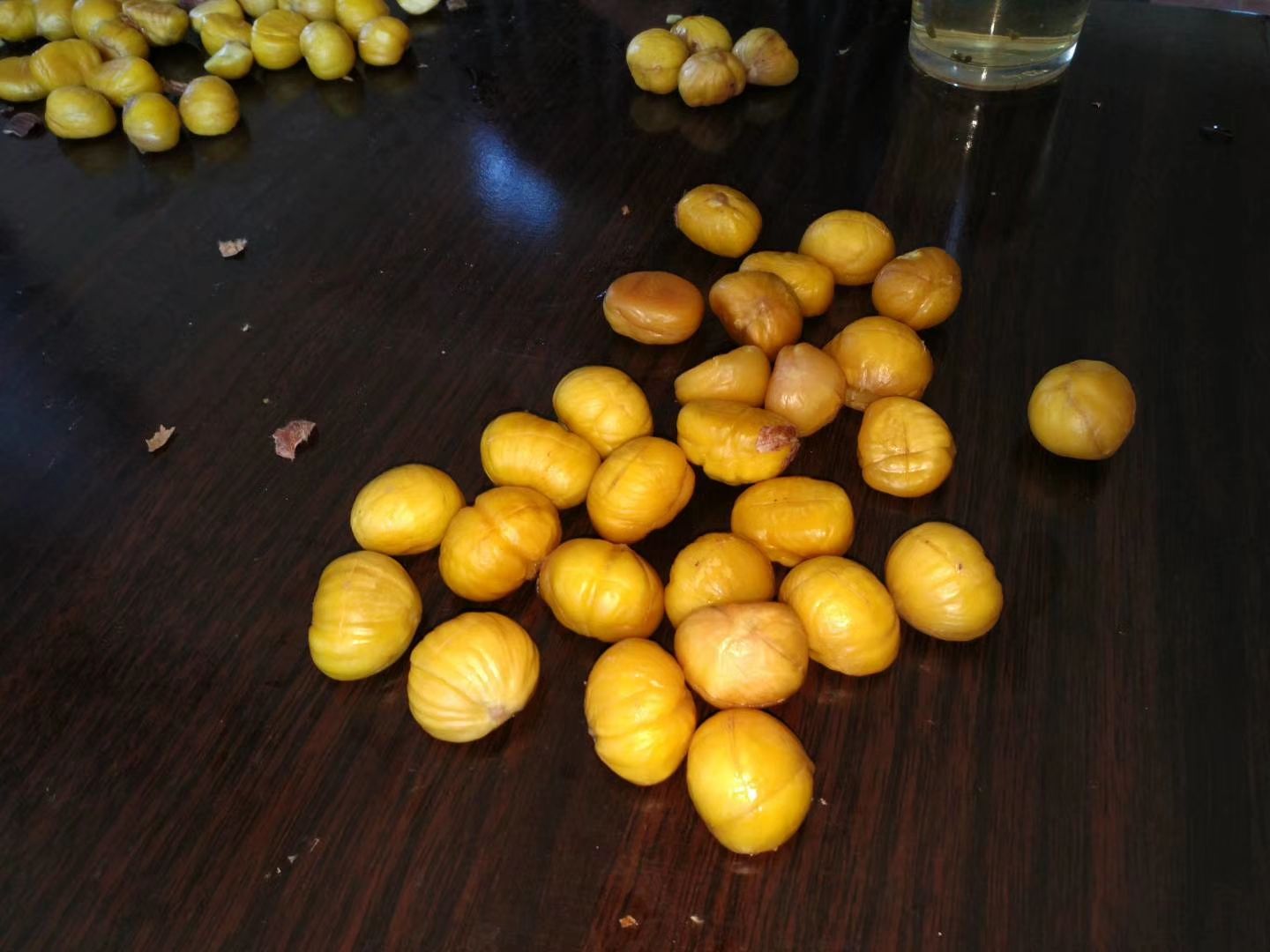 油栗泥揉制成团的过程特写