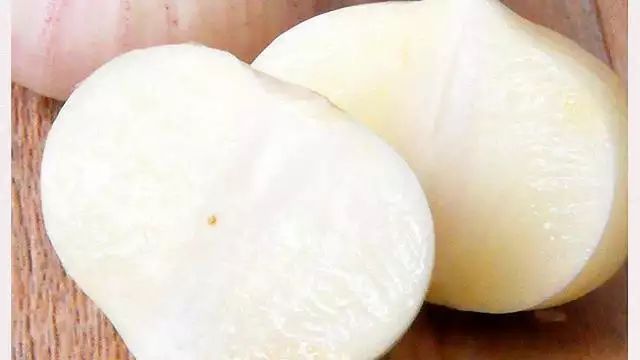 独头蒜生食标准化流程图:强调'切后静置10分钟'核心步骤,展示安全配伍方案(蜂蜜/苹果)以缓解刺激 独头蒜生食正确操作步骤示意图:1.洗净去皮;2.切薄片;3.平铺于瓷碟静置10分钟;4.搭配蜂蜜或苹果片中和刺激性