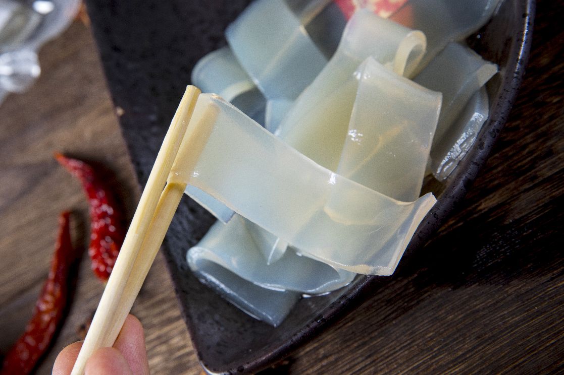 一碗用西瓜红红薯粉制作的彩色汤圆