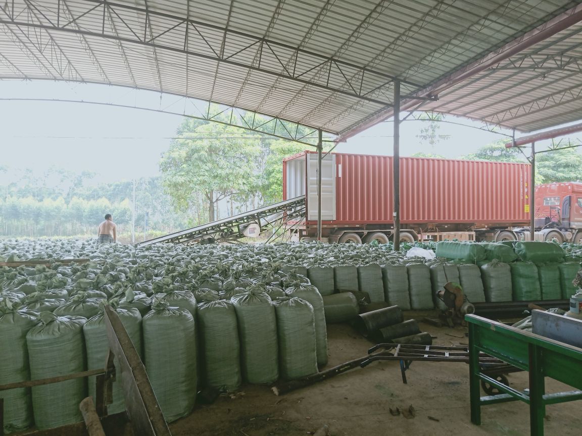 技术人员在实验室分析羊饲料成分