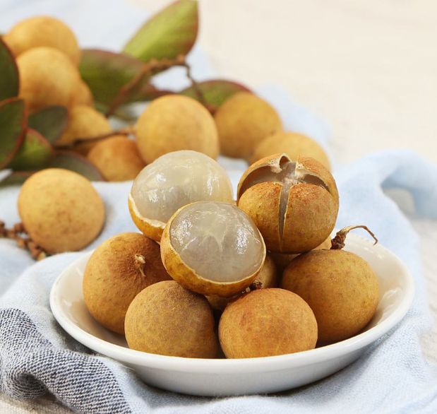 储良龙眼与桂圆干对比陈列图