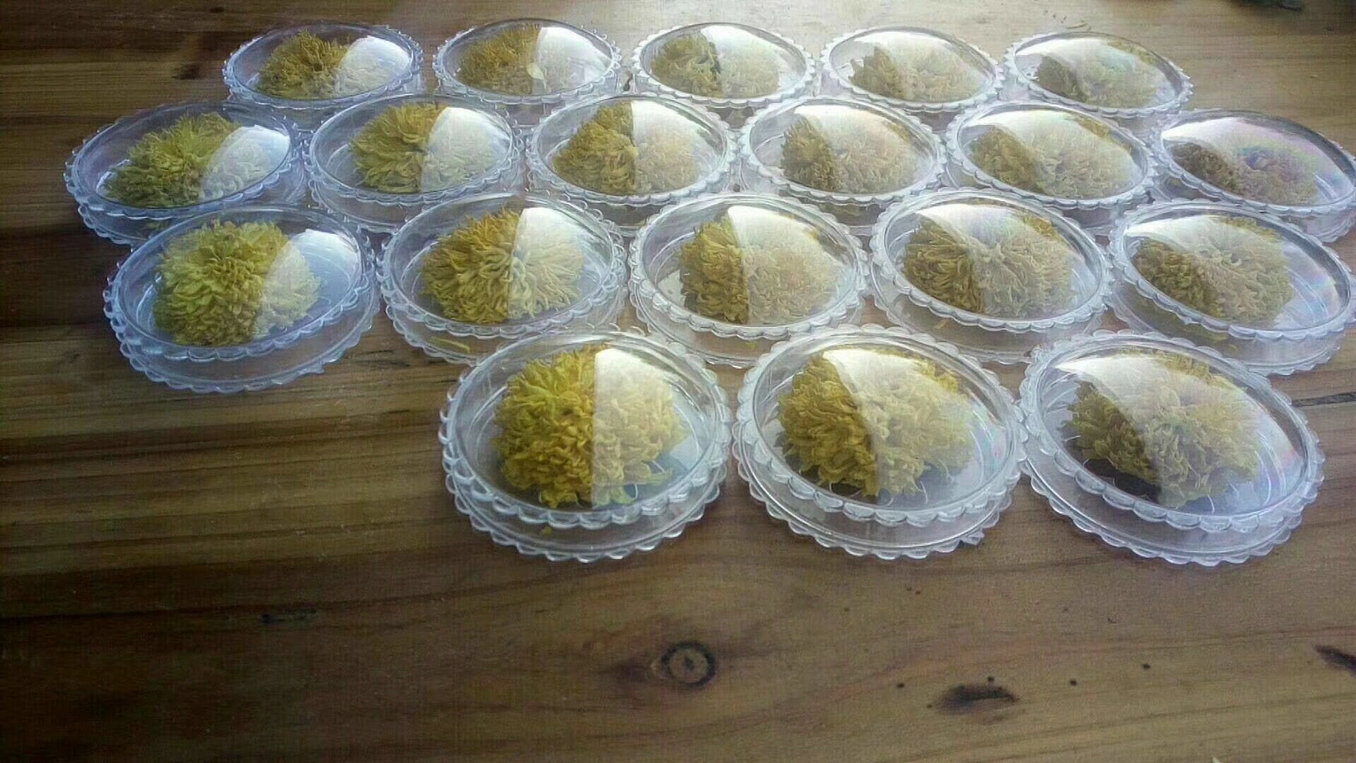 图中展示甘菊与野菊花在茶叶包装上的差异,甘菊多为精美礼盒装,野菊花多为散装或小袋装 甘菊与野菊花产品包装对比