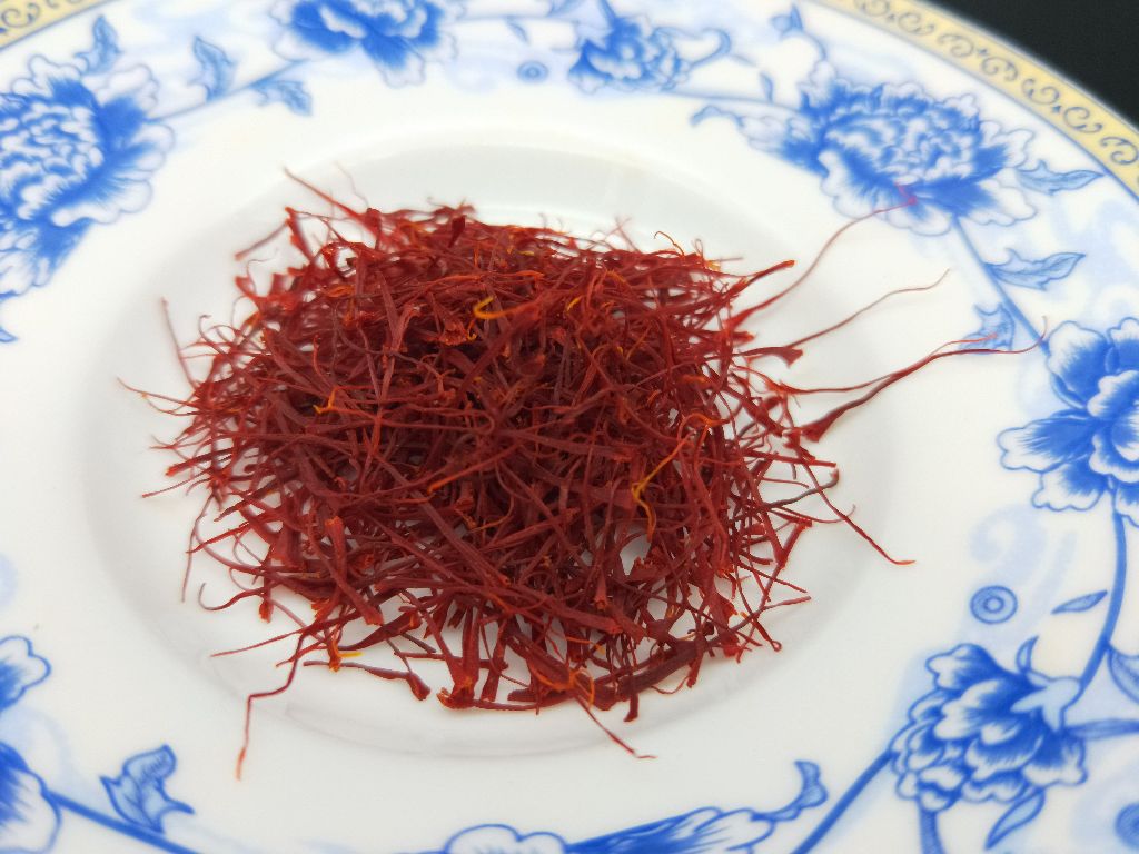 紫甘蓝和西兰花洗净切好摆盘