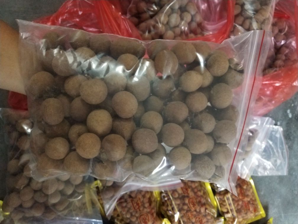 高清微距图:新鲜石硖桂圆果肉饱满透亮,手工剥壳后整齐排列于竹筛中,果肉完整无破损,核已完全剔除,表面干燥无水渍 桂圆剥壳去核过程特写