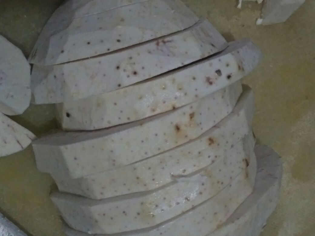 新鲜荔浦芋头与五花肉整齐摆放在案板上,准备切片 荔浦芋头与五花肉整齐摆放,准备切片