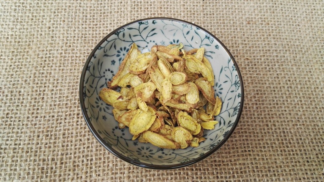 中药煎煮过程中的黄芩药材特写