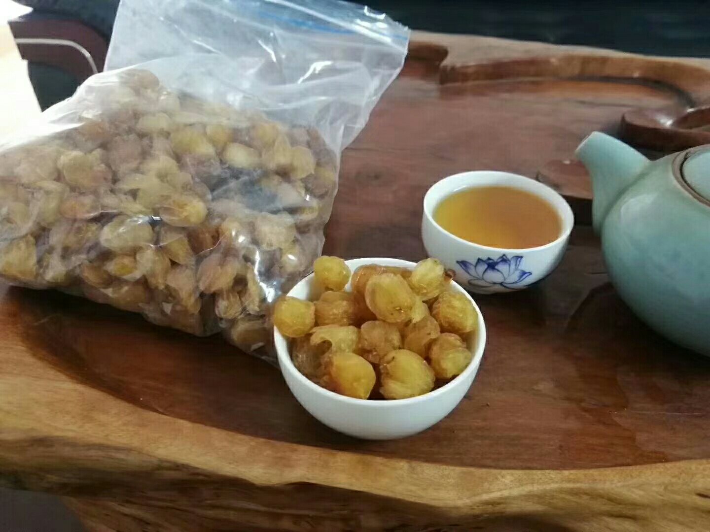 展示桂圆核泡水的过程,配有玻璃杯与热水冲泡的细节 桂圆核泡水示意图