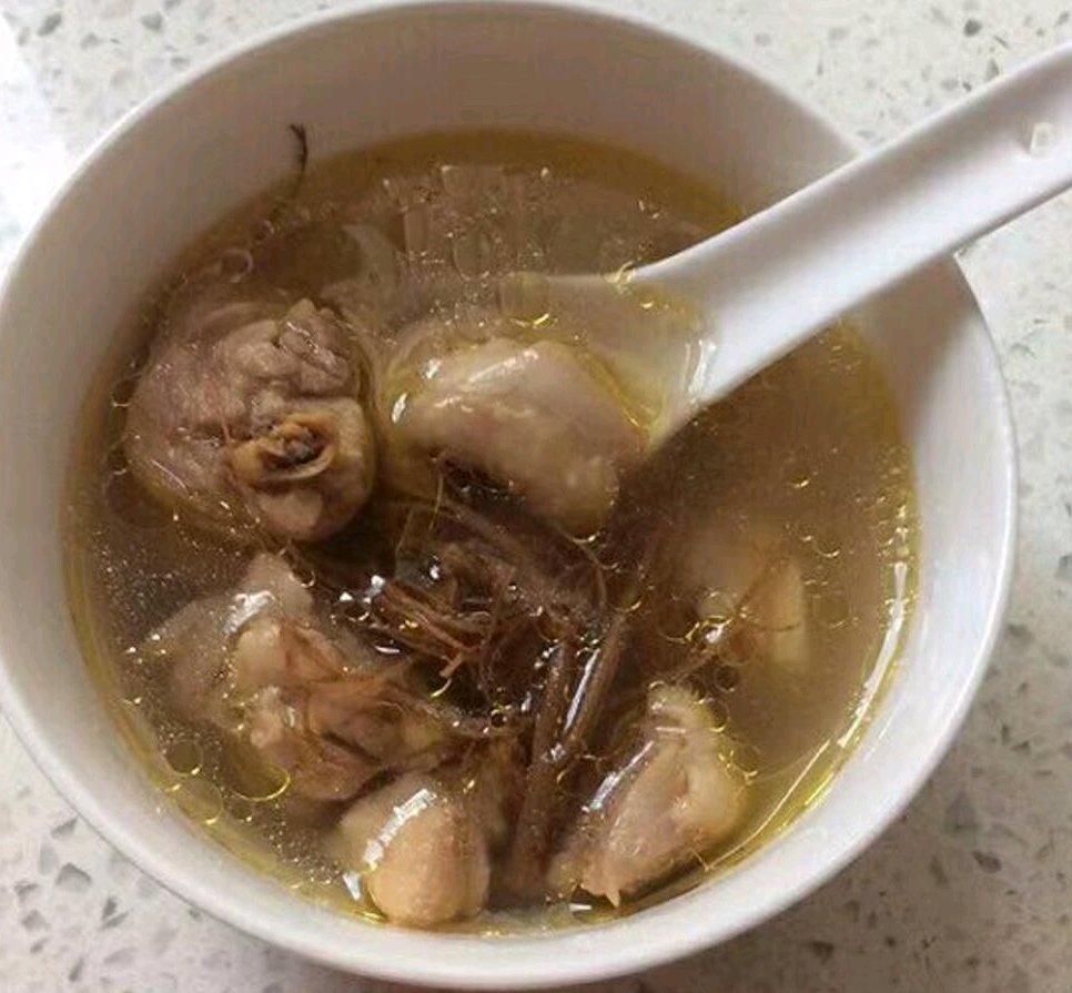 展示三种三七常见食用方式:左上角为三七粉装入胶囊便于服用;右上角为三七块与枸杞、西洋参一同放入玻璃茶壶中冲泡;下方为整颗三七与土鸡、姜片置于砂锅中炖煮,汤色清澈微黄,体现家庭药膳场景 三七食用方法示意图