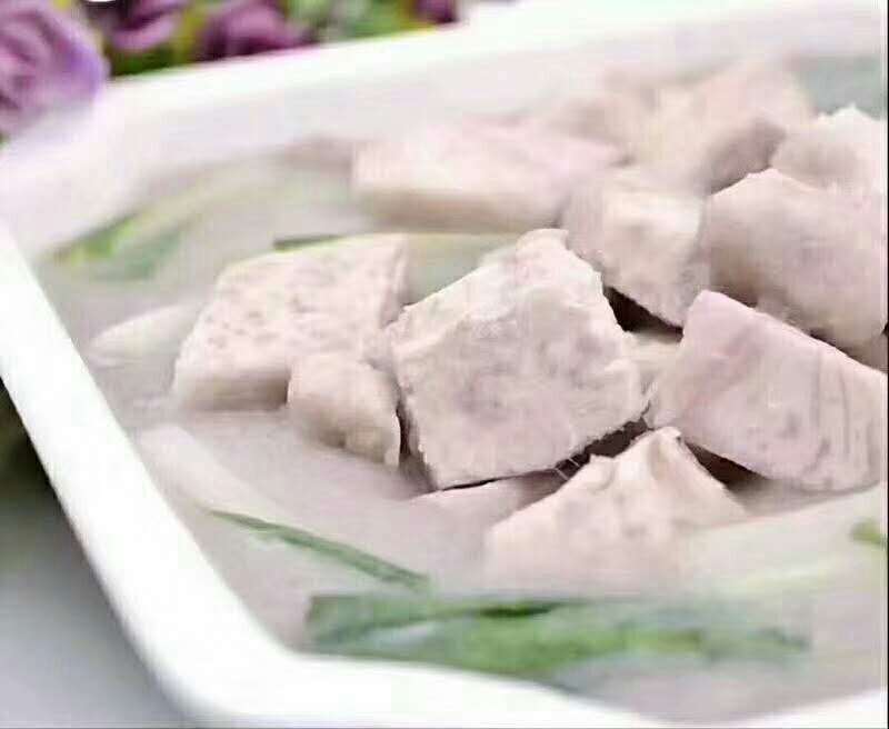 小芋头烹饪对比图：左为带皮蒸制小芋头（表皮微裂露出淡紫色果肉），右为姜汁小芋头羹（乳白色浓稠羹体，表面撒浅黄姜末）