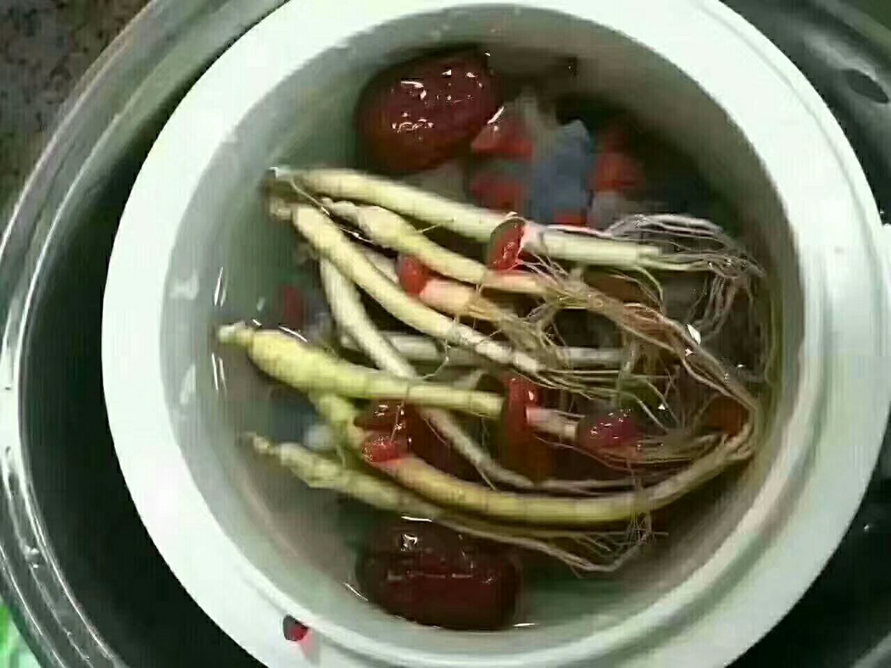 红参田七煲瘦肉的炖煮过程