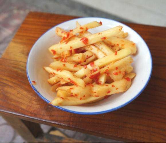 展示新鲜子姜、白醋、冰糖、辣椒等子姜酸制作所需食材 子姜酸制作食材展示