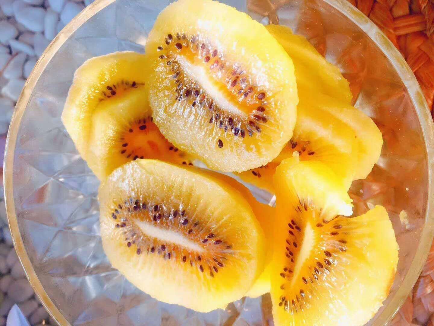 黄心猕猴桃果实特写与品质检测场景