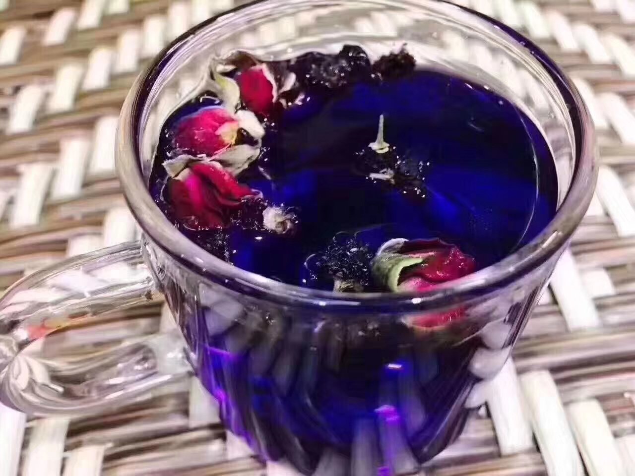 北柴胡与枸杞、玫瑰花搭配泡茶,呈现自然养生饮品 北柴胡茶饮制作图