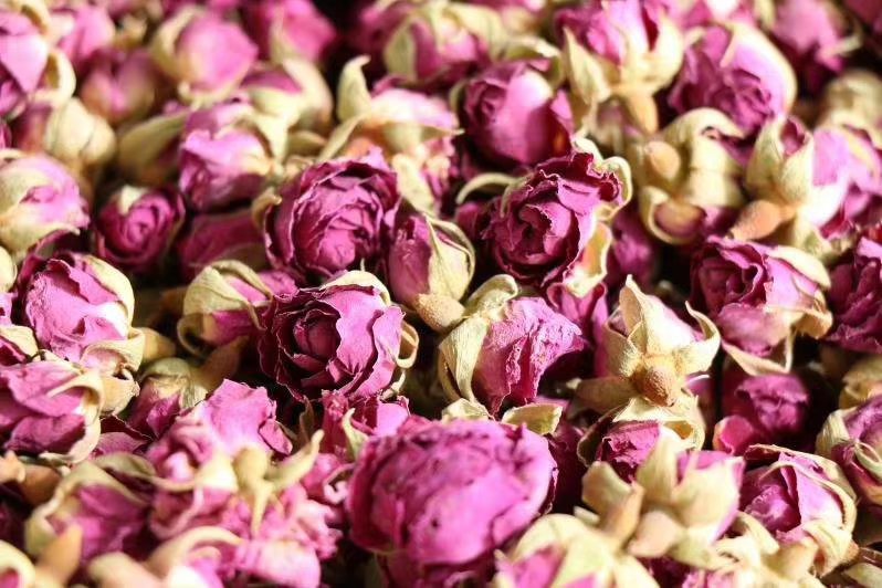 冻干柠檬与冻干玫瑰花搭配泡水,香气怡人,适合女性日常饮用 冻干柠檬和冻干玫瑰花泡水