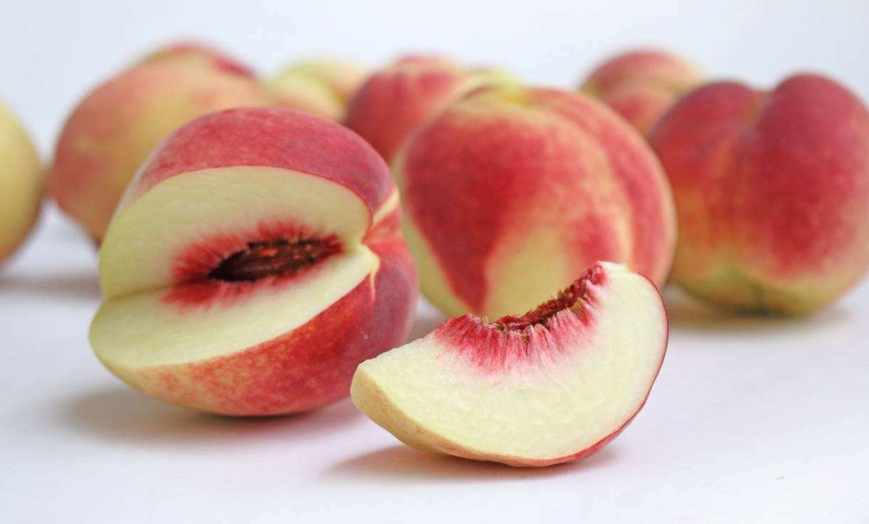 冬桃切开特写展示果肉与汁液