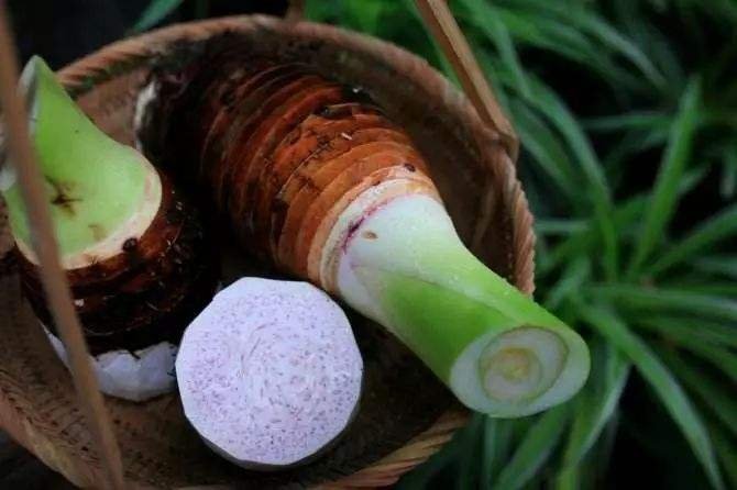 荔浦香芋切面喷洒柠檬酸溶液特写