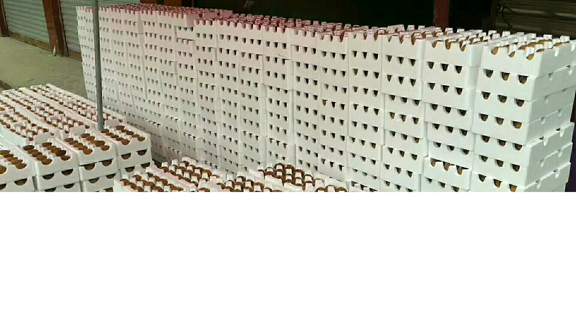 展示黄心猕猴桃在电商平台和超市的销售场景,包装精美,品质优良 黄心猕猴桃包装与销售场景