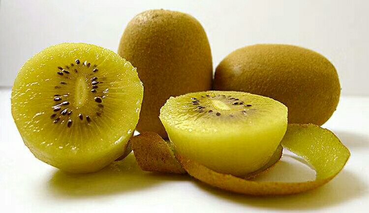成熟黄心猕猴桃切面特写