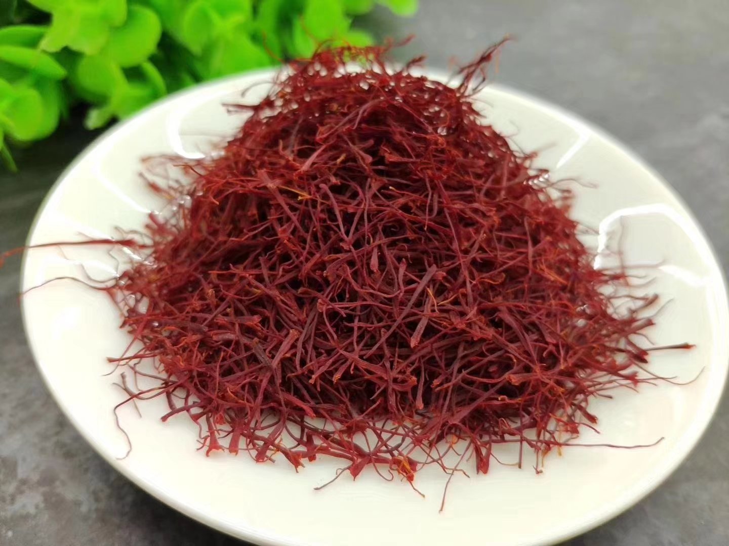 图中展示新鲜灯芯草与优质雪花梨并列摆放,背景为砂锅炖煮场景 灯芯草与雪梨煲汤食材展示