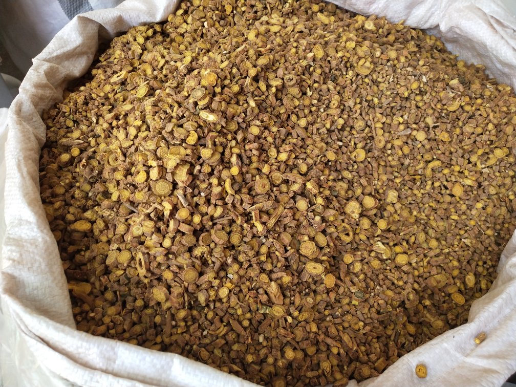 中药房中黄芩与麻黄的饮片对比陈列