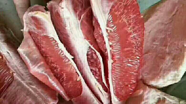 红心蜜柚果实特写,果肉呈深红色,质地细腻,汁水丰富 红心蜜柚果实特写