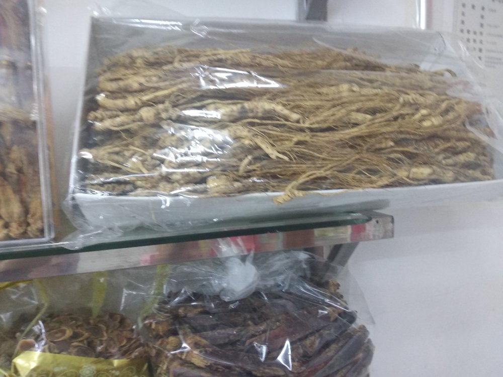 展示白人参在电商平台上的产品页面,包含产品包装、价格、用户评价等信息 白人参产品在电商平台的销售页面