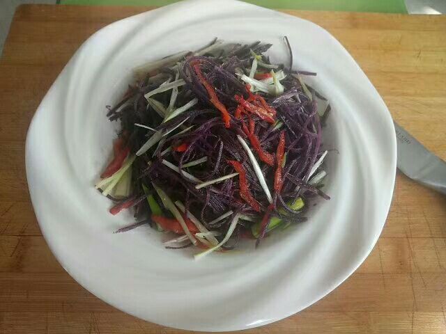 一碗色彩丰富的苹果酸奶沙拉,搭配坚果碎,营养又美味 苹果酸奶沙拉