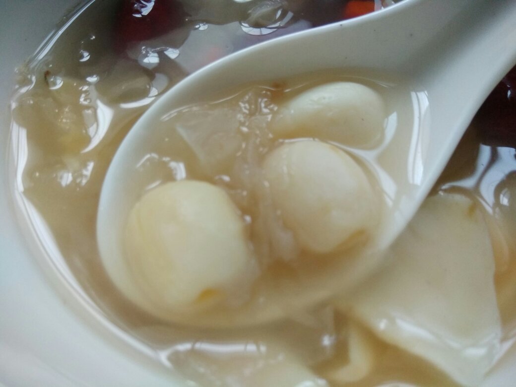 一碗热气腾腾的冰糖湘莲甜品,色泽晶莹,香气扑鼻 冰糖湘莲成品图