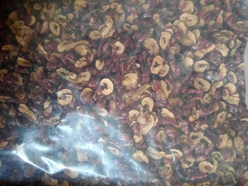 展示不同品种的鲜枣,包括金丝小枣、沾化冬枣、灰枣和骏枣,突出其外观和口感差异 鲜枣品种展示