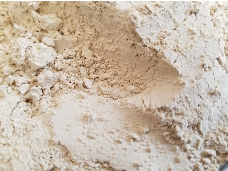 一张木质餐桌上的玻璃碗中盛放着黑色细腻粉末(黑玛卡粉),旁边配有量勺、搅拌杯,以及搭配使用的奇亚籽、蜂蜜和椰奶。标签清晰标注‘Black Maca Powder 100% Pure’,整体风格为自然健康生活方式摄影,光线柔和温暖 黑玛卡粉与其他超级食物对比展示